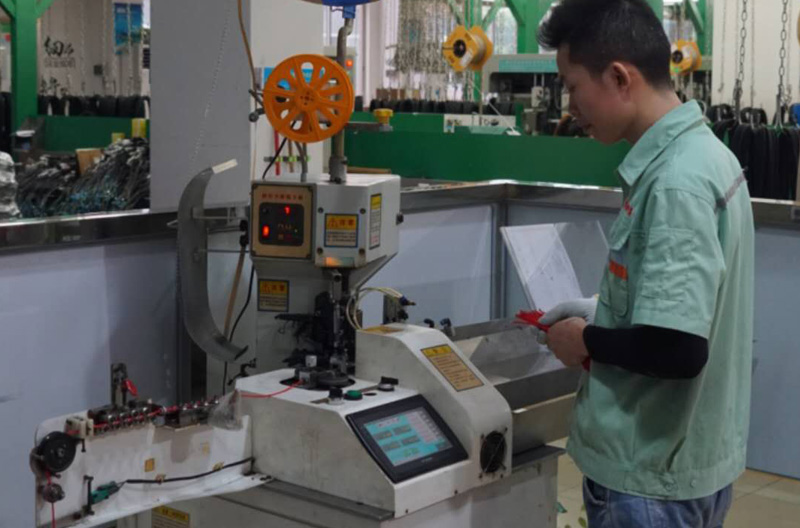 自动裁线剥打机