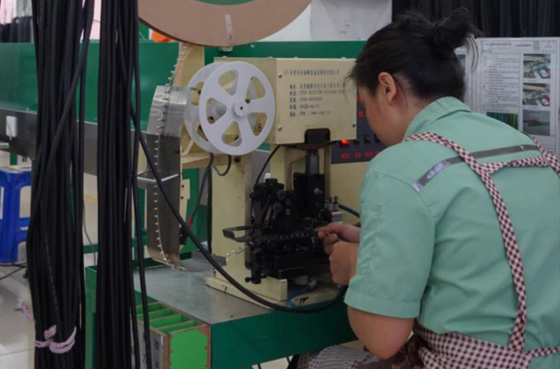 自动剥打端子机